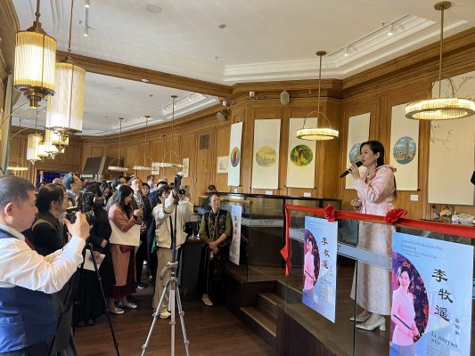 李牧遙在倫敦個展開幕式上發表致辭并分享其對中西文化融合的藝術思考 攝影：周家媚