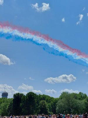 皇家空軍紅箭飛行表演隊飛越白金漢宮上空，彩煙劃出紅藍軌跡 摄影：卢少芳