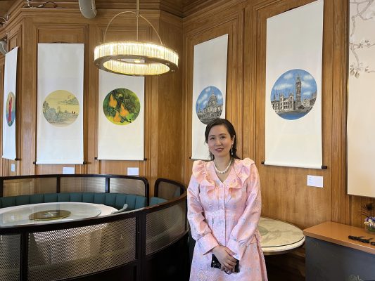 展覽現場，李牧遙與其国画作品合影 摄影：周家媚