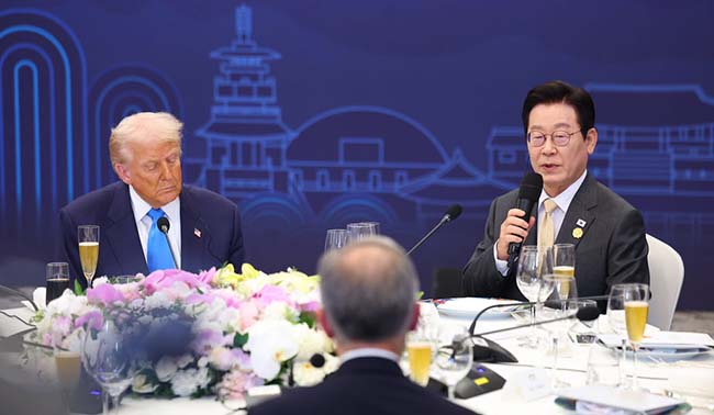 韓國總統李在明（右）與美國總統川普（左）29日晚間在韓國慶州的希爾頓飯店與多國領導人共進晚餐。（APEC 2025 KOREA – Yonhap News提供）